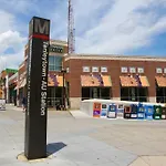 Stylish 1Br Unit W/Free Parking-Walk To Metro