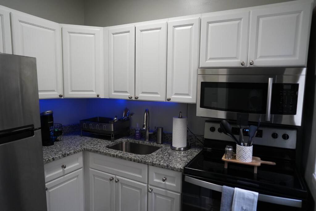 Stylish 1br Unit W/free Parking-walk To Metro *