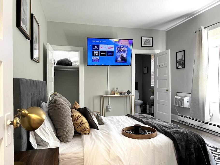 Apartment Stylish 1br Unit W/free Parking-walk To Metro *